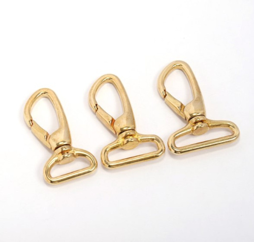 Карабин литой 20-30 мм поворотный скошенный Латунь