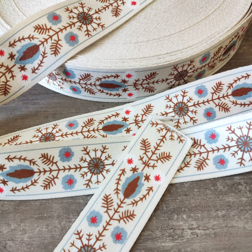 Лента ременная стропа 38 мм Снежные цветы п/э  L-JUN046 - фото товара