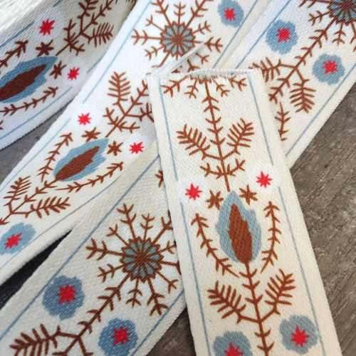 Лента ременная стропа 38 мм Снежные цветы п/э  L-JUN046 - фото товара фото 4